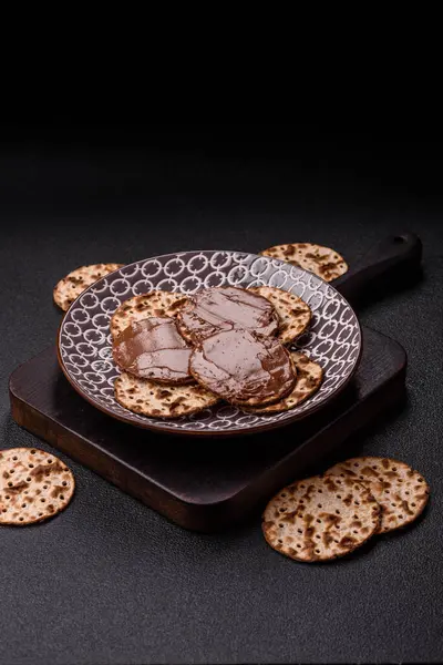 Yahudi bayramında bayram bayramı için çikolata ezmeli Matza.