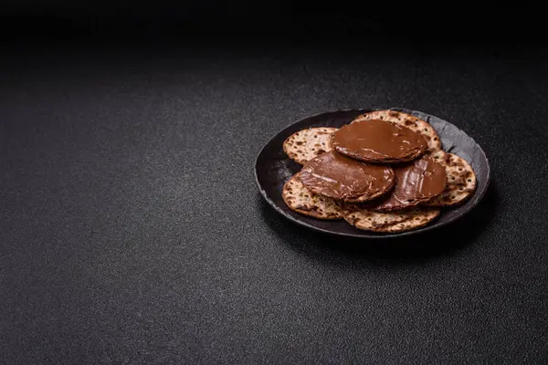 Yahudi bayramında bayram bayramı için çikolata ezmeli Matza.