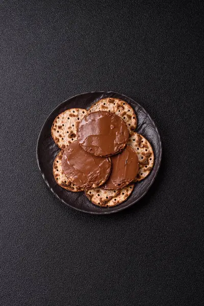 Yahudi bayramında bayram bayramı için çikolata ezmeli Matza.