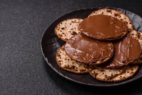 Yahudi bayramında bayram bayramı için çikolata ezmeli Matza.