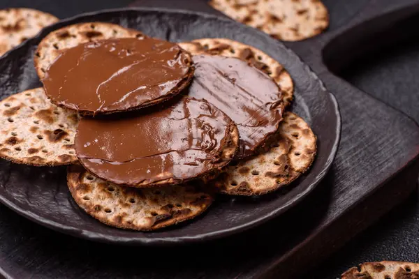 Yahudi bayramında bayram bayramı için çikolata ezmeli Matza.