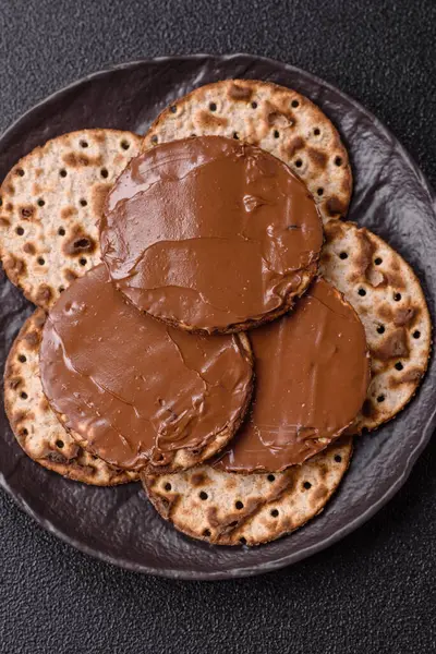 Yahudi bayramında bayram bayramı için çikolata ezmeli Matza.