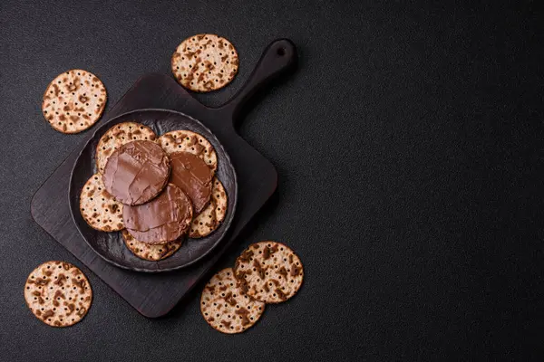 Yahudi bayramında bayram bayramı için çikolata ezmeli Matza.