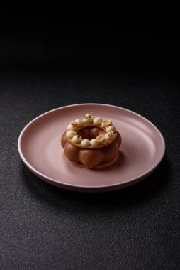 Yuvarlak çikolatalı turta ya da kremalı turta. Doğum günü ya da düğün tatlısı.