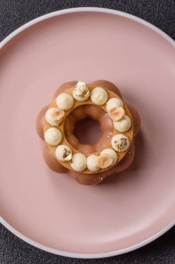 Yuvarlak çikolatalı turta ya da kremalı turta. Doğum günü ya da düğün tatlısı.