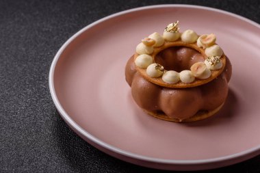 Yuvarlak çikolatalı turta ya da kremalı turta. Doğum günü ya da düğün tatlısı.