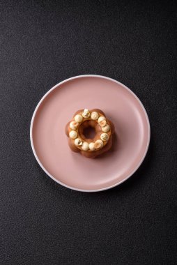 Yuvarlak çikolatalı turta ya da kremalı turta. Doğum günü ya da düğün tatlısı.