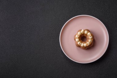 Yuvarlak çikolatalı turta ya da kremalı turta. Doğum günü ya da düğün tatlısı.