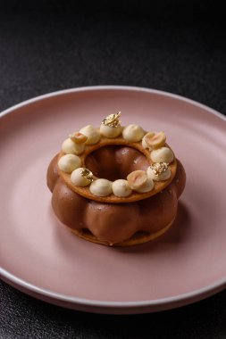 Yuvarlak çikolatalı turta ya da kremalı turta. Doğum günü ya da düğün tatlısı.