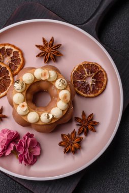 Yuvarlak çikolatalı turta ya da kremalı turta. Doğum günü ya da düğün tatlısı.