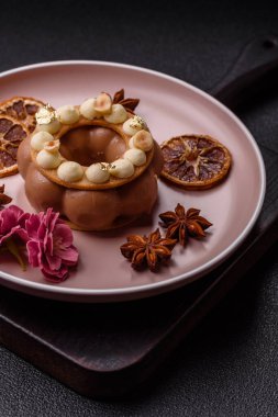 Yuvarlak çikolatalı turta ya da kremalı turta. Doğum günü ya da düğün tatlısı.