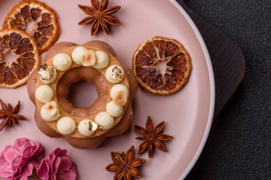 Yuvarlak çikolatalı turta ya da kremalı turta. Doğum günü ya da düğün tatlısı.