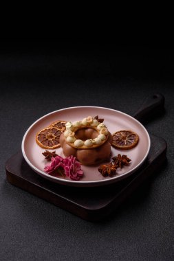 Yuvarlak çikolatalı turta ya da kremalı turta. Doğum günü ya da düğün tatlısı.