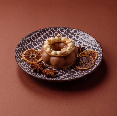 Yuvarlak çikolatalı turta ya da kremalı turta. Doğum günü ya da düğün tatlısı.