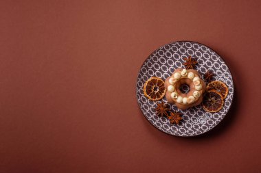 Yuvarlak çikolatalı turta ya da kremalı turta. Doğum günü ya da düğün tatlısı.