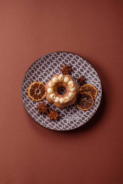 Yuvarlak çikolatalı turta ya da kremalı turta. Doğum günü ya da düğün tatlısı.