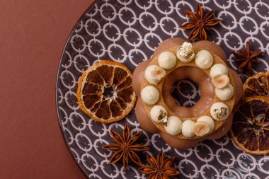 Yuvarlak çikolatalı turta ya da kremalı turta. Doğum günü ya da düğün tatlısı.