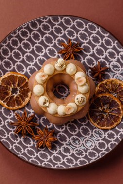 Yuvarlak çikolatalı turta ya da kremalı turta. Doğum günü ya da düğün tatlısı.