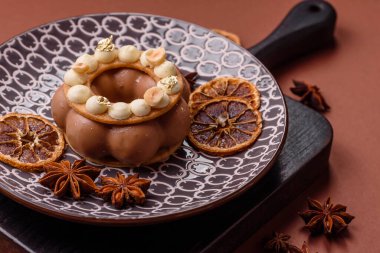 Yuvarlak çikolatalı turta ya da kremalı turta. Doğum günü ya da düğün tatlısı.