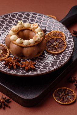 Yuvarlak çikolatalı turta ya da kremalı turta. Doğum günü ya da düğün tatlısı.