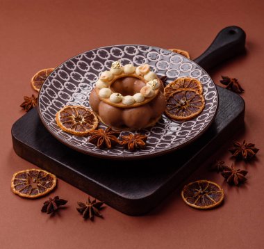 Yuvarlak çikolatalı turta ya da kremalı turta. Doğum günü ya da düğün tatlısı.