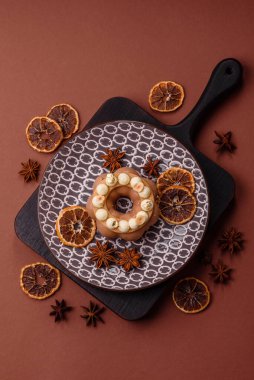 Yuvarlak çikolatalı turta ya da kremalı turta. Doğum günü ya da düğün tatlısı.