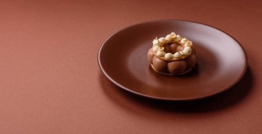 Yuvarlak çikolatalı turta ya da kremalı turta. Doğum günü ya da düğün tatlısı.