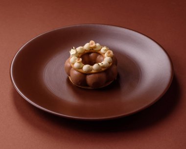 Yuvarlak çikolatalı turta ya da kremalı turta. Doğum günü ya da düğün tatlısı.