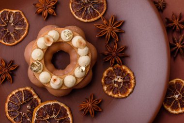 Yuvarlak çikolatalı turta ya da kremalı turta. Doğum günü ya da düğün tatlısı.