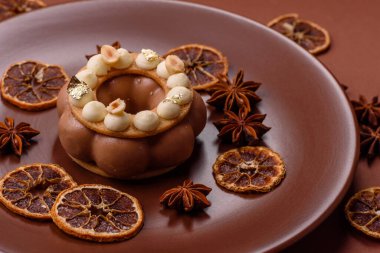 Yuvarlak çikolatalı turta ya da kremalı turta. Doğum günü ya da düğün tatlısı.