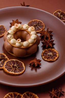 Yuvarlak çikolatalı turta ya da kremalı turta. Doğum günü ya da düğün tatlısı.