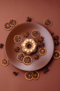 Yuvarlak çikolatalı turta ya da kremalı turta. Doğum günü ya da düğün tatlısı.