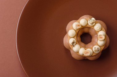 Yuvarlak çikolatalı turta ya da kremalı turta. Doğum günü ya da düğün tatlısı.