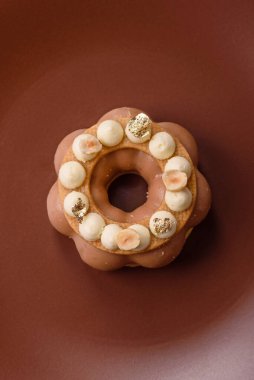 Yuvarlak çikolatalı turta ya da kremalı turta. Doğum günü ya da düğün tatlısı.