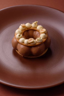 Yuvarlak çikolatalı turta ya da kremalı turta. Doğum günü ya da düğün tatlısı.