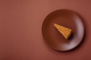 Bir dilim ballı kek ya da balkabağı, havuç ve kremalı turta, yemek masası için vejetaryen tatlısı.