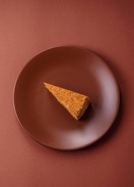 Bir dilim ballı kek ya da balkabağı, havuç ve kremalı turta, yemek masası için vejetaryen tatlısı.