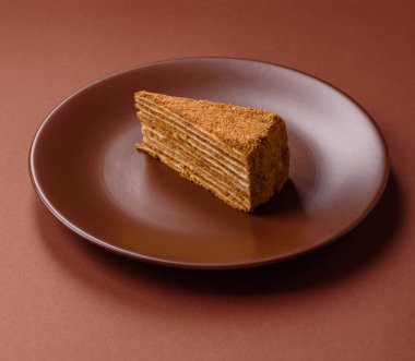 Bir dilim ballı kek ya da balkabağı, havuç ve kremalı turta, yemek masası için vejetaryen tatlısı.