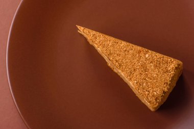 Bir dilim ballı kek ya da balkabağı, havuç ve kremalı turta, yemek masası için vejetaryen tatlısı.