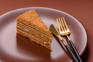 Bir dilim ballı kek ya da balkabağı, havuç ve kremalı turta, yemek masası için vejetaryen tatlısı.