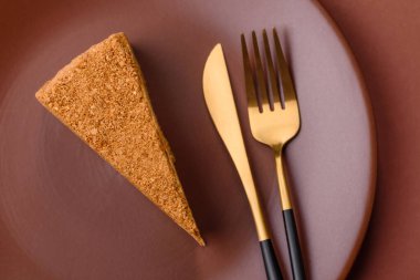 Bir dilim ballı kek ya da balkabağı, havuç ve kremalı turta, yemek masası için vejetaryen tatlısı.