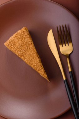 Bir dilim ballı kek ya da balkabağı, havuç ve kremalı turta, yemek masası için vejetaryen tatlısı.