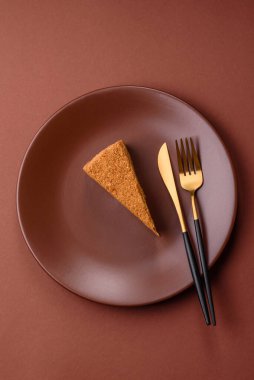 Bir dilim ballı kek ya da balkabağı, havuç ve kremalı turta, yemek masası için vejetaryen tatlısı.