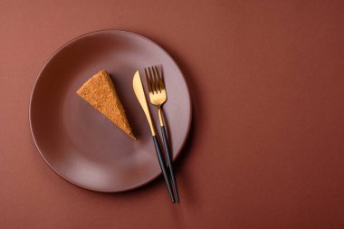 Bir dilim ballı kek ya da balkabağı, havuç ve kremalı turta, yemek masası için vejetaryen tatlısı.