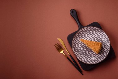 Bir dilim ballı kek ya da balkabağı, havuç ve kremalı turta, yemek masası için vejetaryen tatlısı.