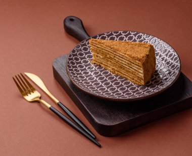 Bir dilim ballı kek ya da balkabağı, havuç ve kremalı turta, yemek masası için vejetaryen tatlısı.