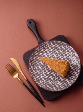 Bir dilim ballı kek ya da balkabağı, havuç ve kremalı turta, yemek masası için vejetaryen tatlısı.