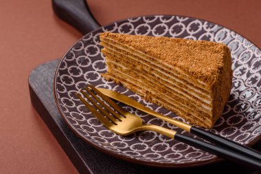 Bir dilim ballı kek ya da balkabağı, havuç ve kremalı turta, yemek masası için vejetaryen tatlısı.