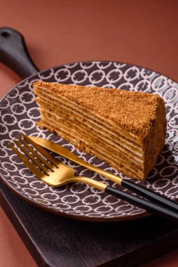 Bir dilim ballı kek ya da balkabağı, havuç ve kremalı turta, yemek masası için vejetaryen tatlısı.