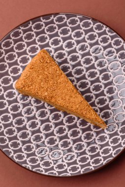 Bir dilim ballı kek ya da balkabağı, havuç ve kremalı turta, yemek masası için vejetaryen tatlısı.